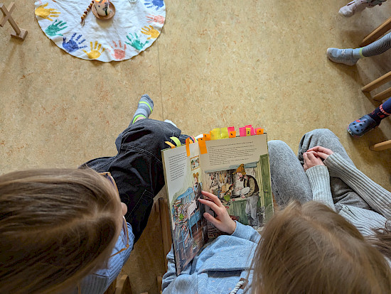 Mädchen der vierten Klasse lesen vor