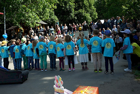Die Schuwidu-Kinder singen ihr Lied.